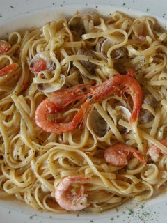 Una foto de Espaguettis con chirlas y gambas