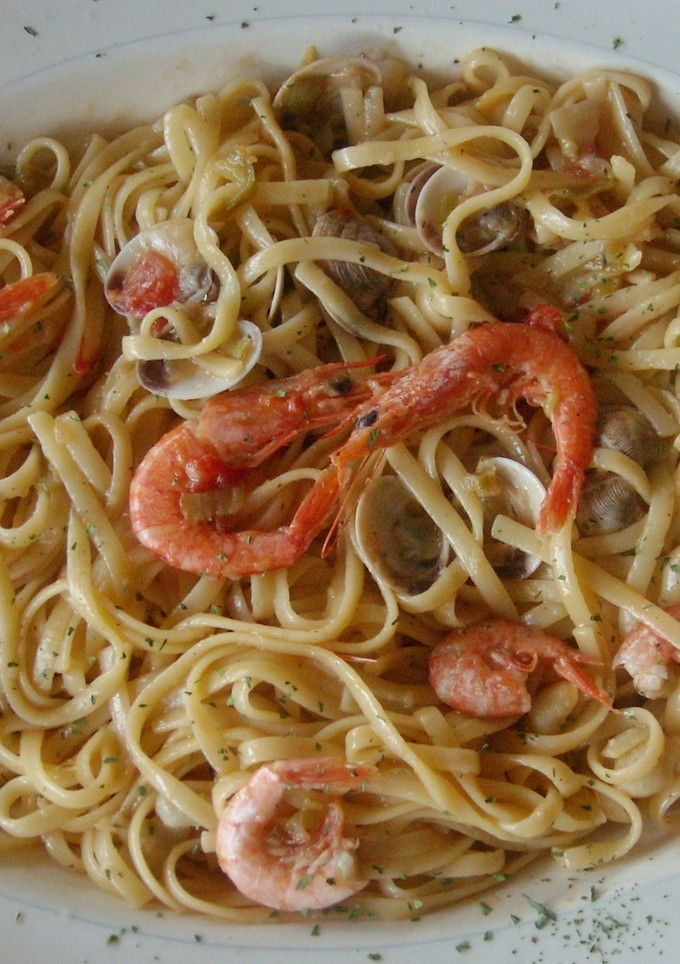 Una foto de Espaguettis con chirlas y gambas