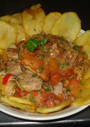 Una foto de Pollo al chilindrón con jamón
