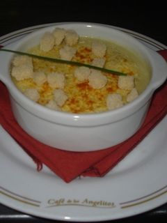 Una foto de Sopa de cebolla clásica francesa