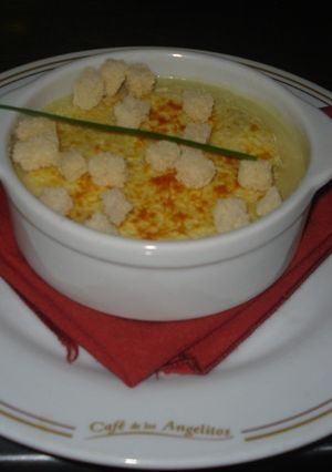 Una foto de Sopa de cebolla clásica francesa