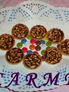 Una foto de Tartaletas de chocolate y piñones