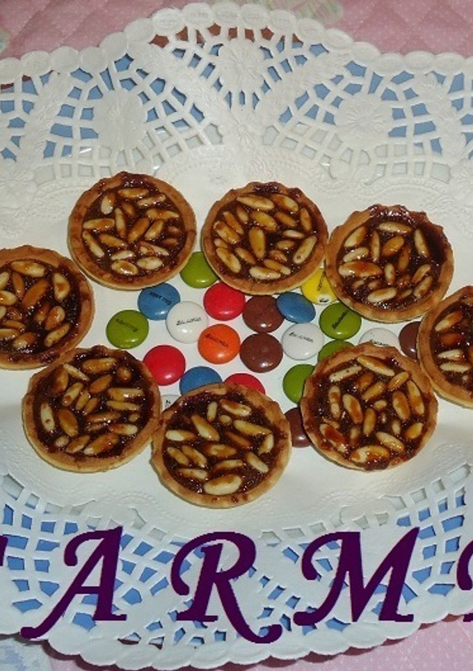 Una foto de Tartaletas de chocolate y piñones