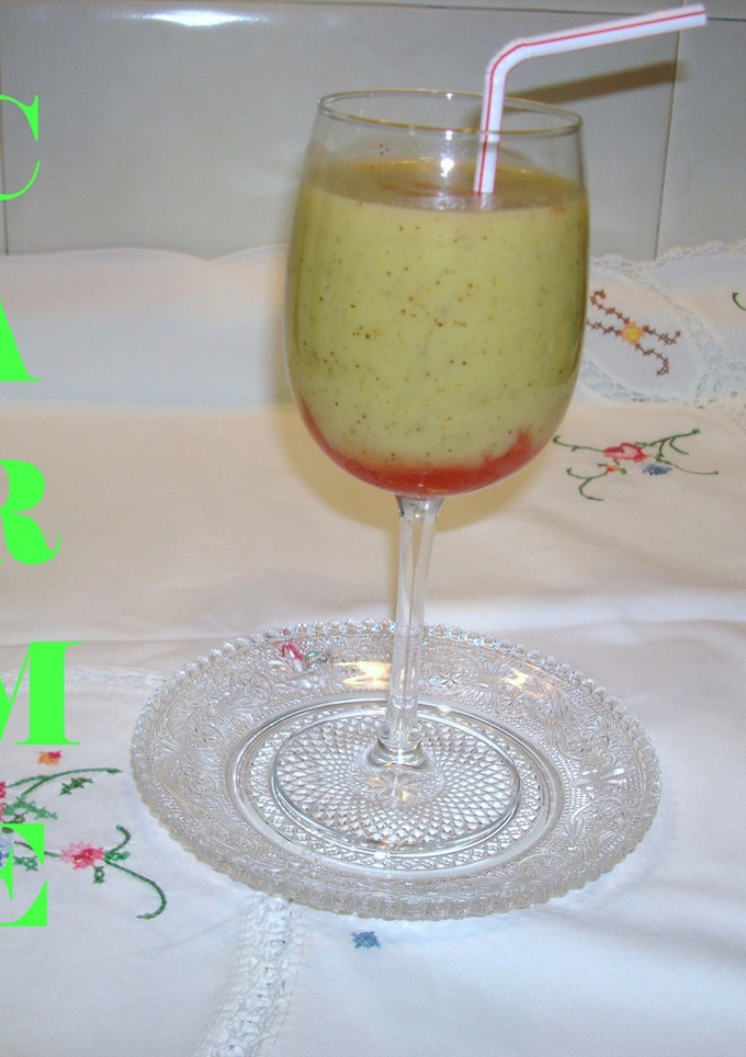 Una foto de Batido de frutas con grosella