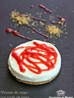 Una foto de Mousse de yogur con coulis de fresa