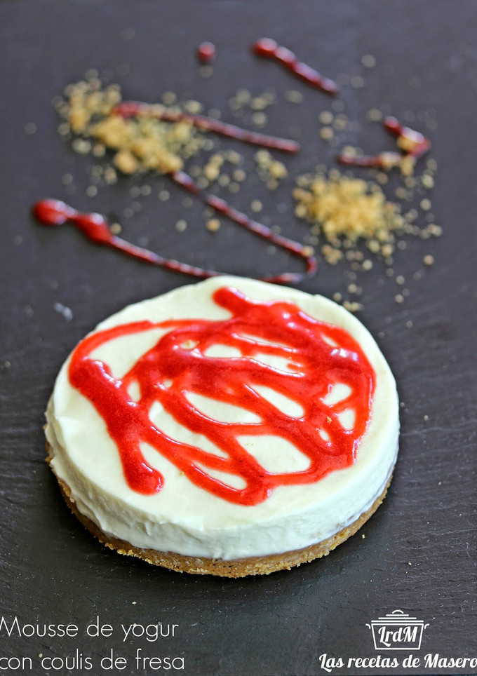 Una foto de Mousse de yogur con coulis de fresa 