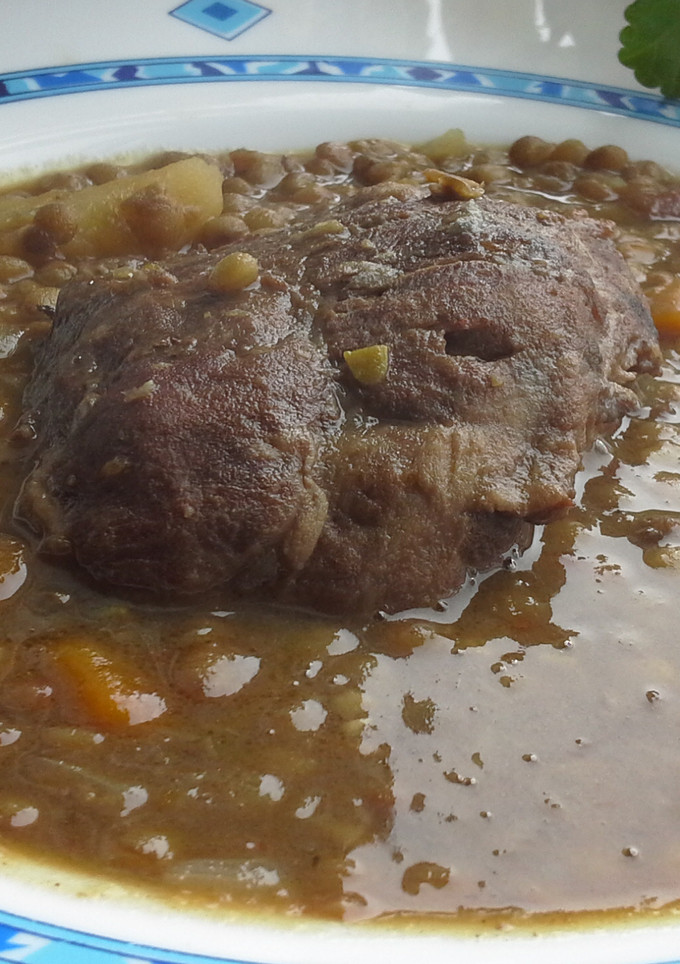 Una foto de Lentejas con carrilleras al vino