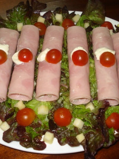 Una foto de Ensalada con rollitos primavera