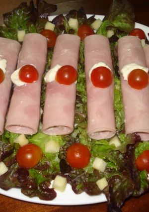Una foto de Ensalada con rollitos primavera