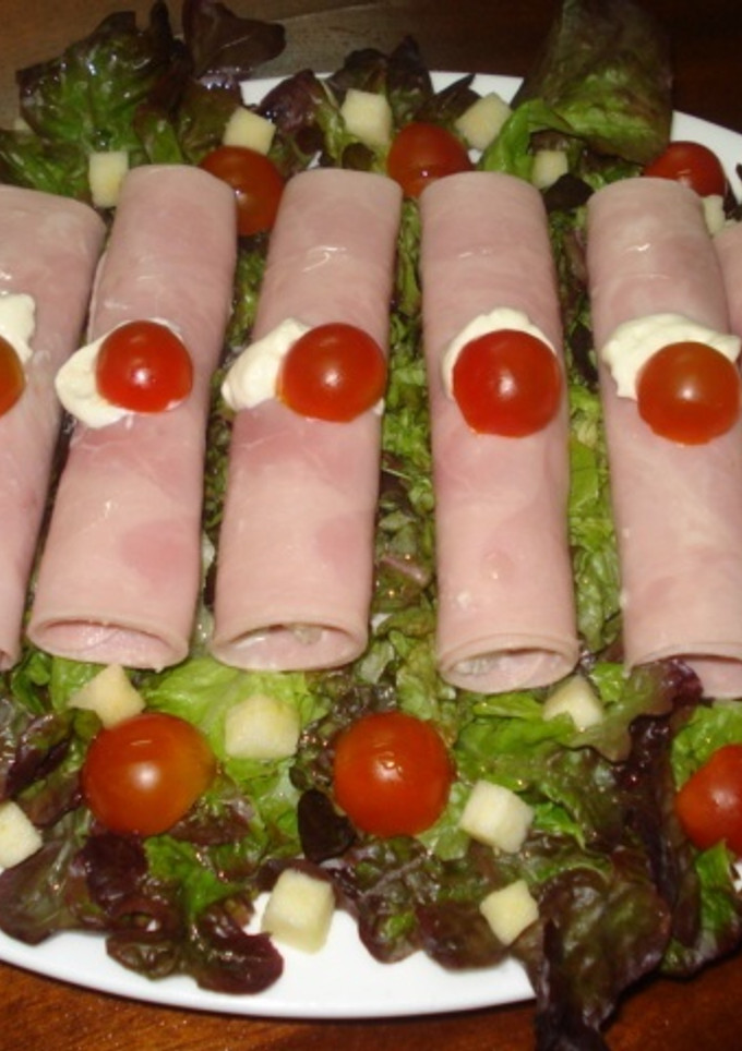 Una foto de Ensalada con rollitos primavera