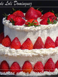 Una foto de Tarta de fresas con nata y bizcocho denso de chocolate 