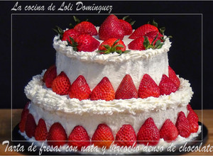 Foto principal de Tarta de fresas con nata y bizcocho denso de chocolate 