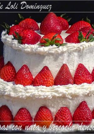 Una foto de Tarta de fresas con nata y bizcocho denso de chocolate 