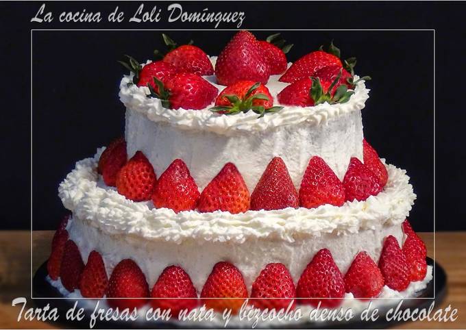 Tarta de fresas con nata y bizcocho denso de chocolate Receta de  lolidominguezjimenez- Cookpad