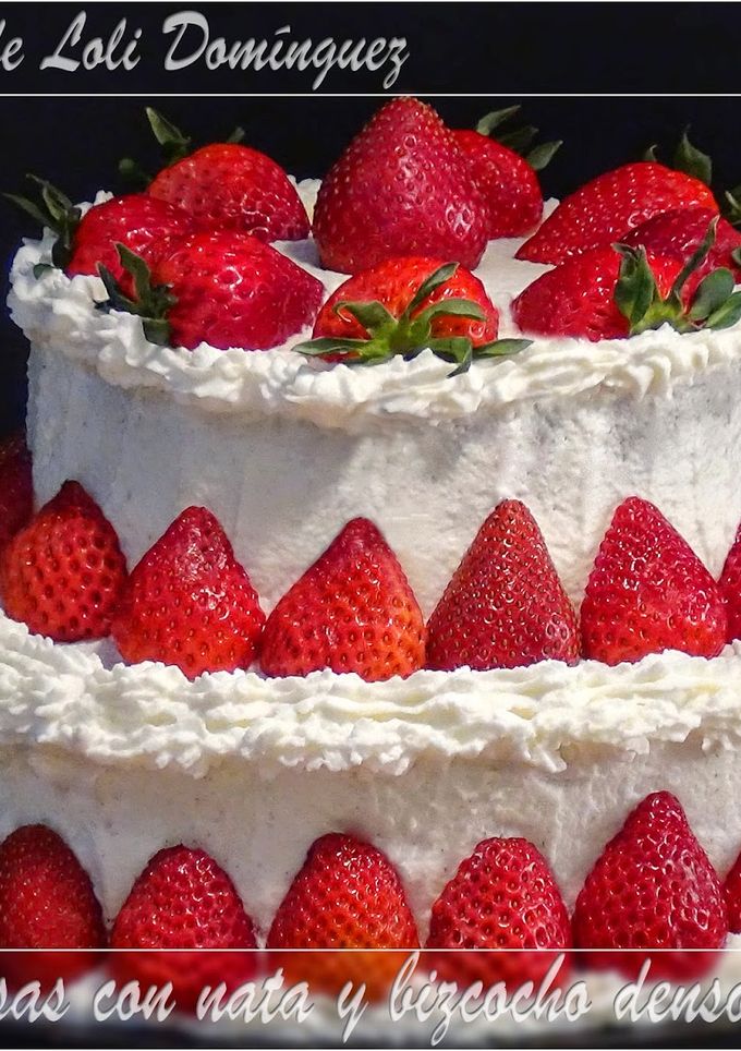 Una foto de Tarta de fresas con nata y bizcocho denso de chocolate 