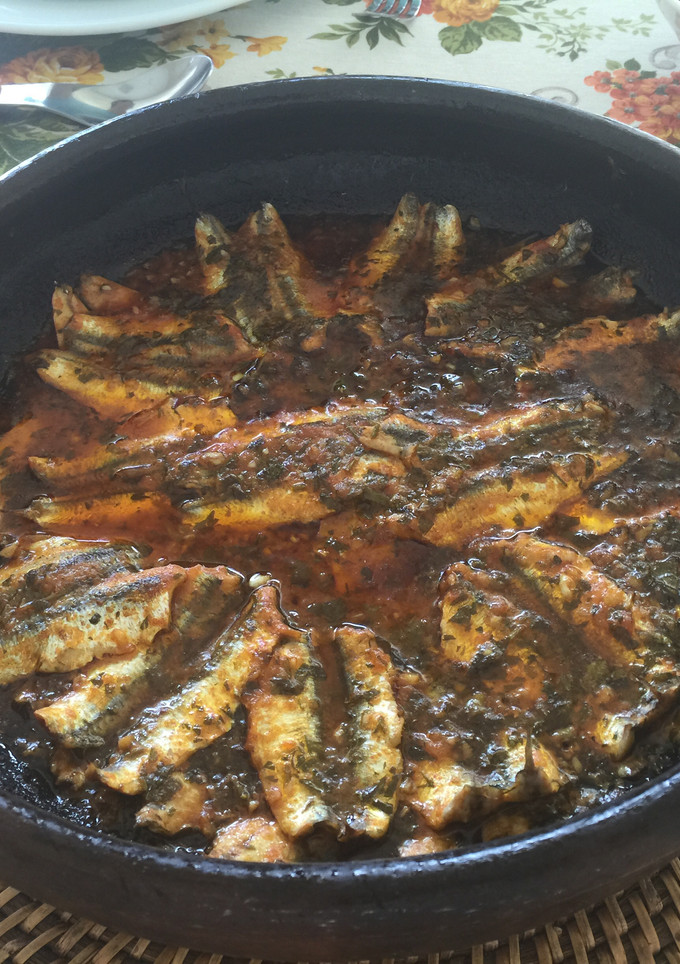 Una foto de Tagine de boquerones en charmoula