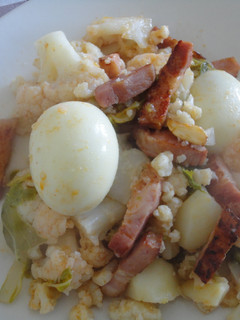 Una foto de Coliflor con beicon y huevos