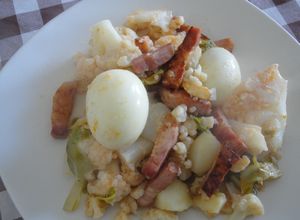 Una foto de Coliflor con beicon y huevos