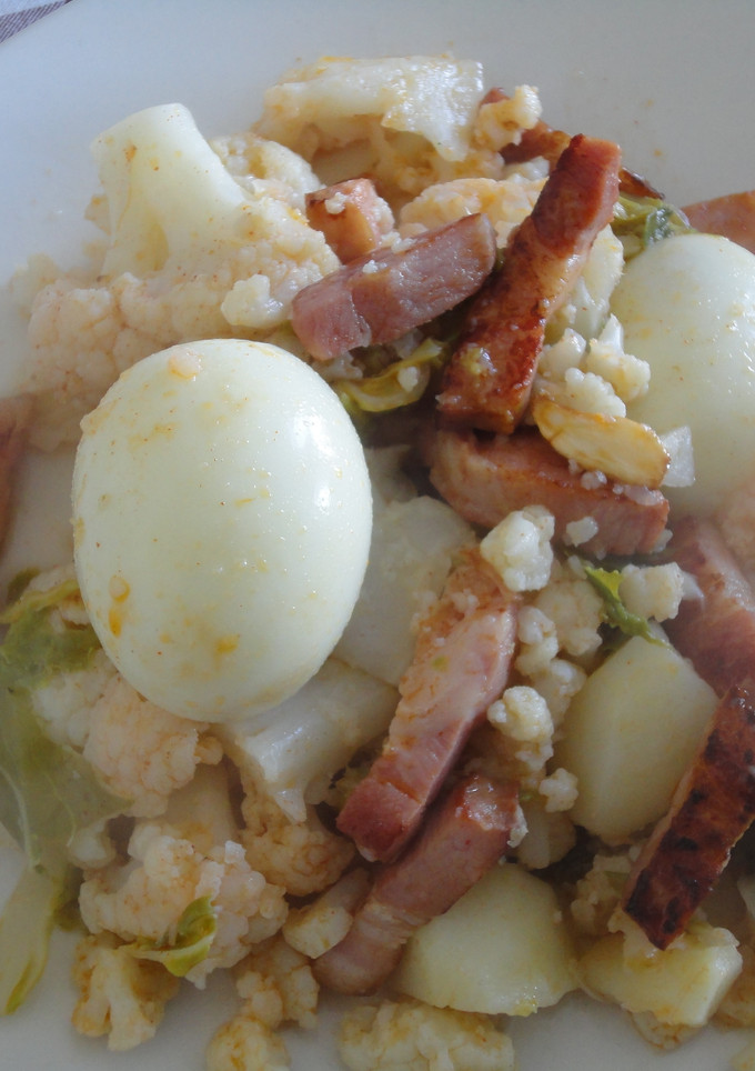 Una foto de Coliflor con beicon y huevos