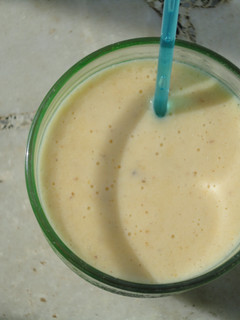 Una foto de Smoothie tropical con un toque de nuez