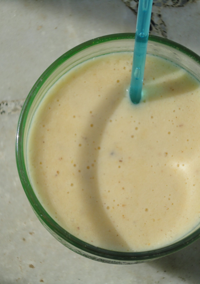 Una foto de Smoothie tropical con un toque de nuez