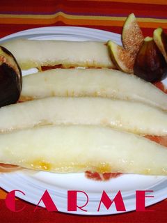 Una foto de Jamón curado con frutas