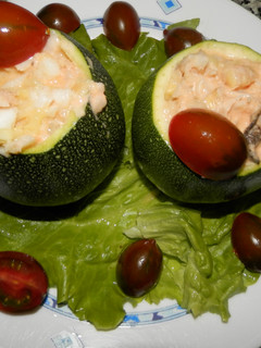 Una foto de Calabacín relleno de merluza y gambas