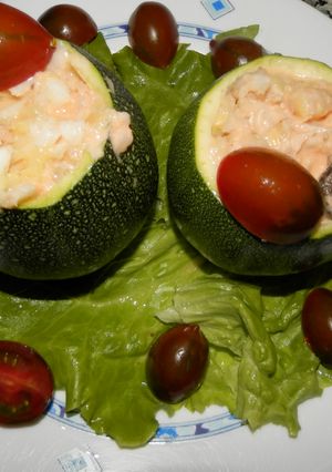 Una foto de Calabacín relleno de merluza y gambas