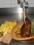 Gigot braseado con cebollas, hinojos y papas bastón