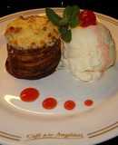 Tibio aple crumble con helado y salsa de frutilla