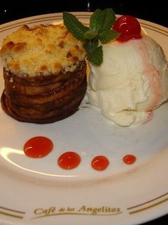 Una foto de Tibio aple crumble con helado y salsa de frutilla