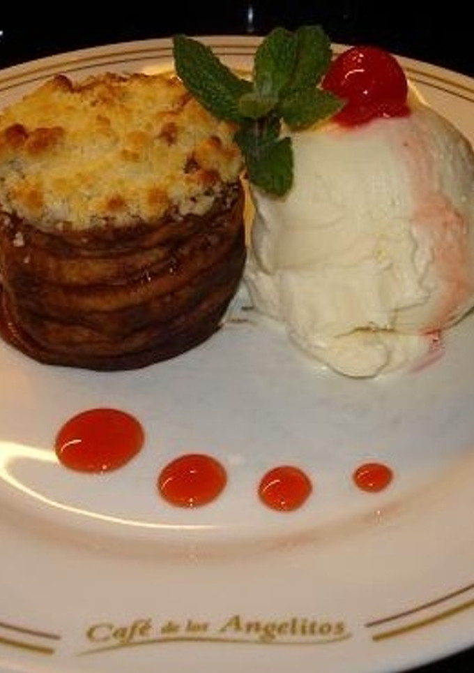 Una foto de Tibio aple crumble con helado y salsa de frutilla