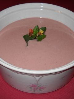 Una foto de Sopa fría de remolacha con yogur y pepino