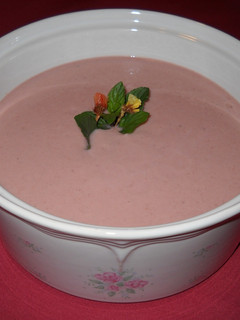 Una foto de Sopa fría de remolacha con yogur y pepino