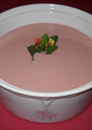 Una foto de Sopa fría de remolacha con yogur y pepino