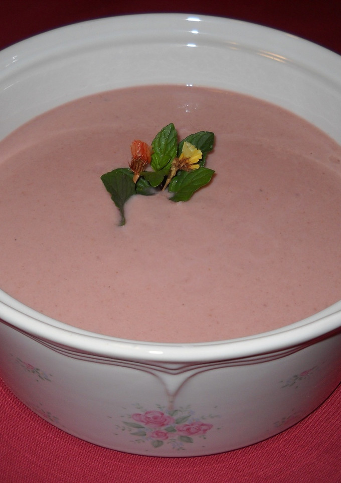 Una foto de Sopa fría de remolacha con yogur y pepino