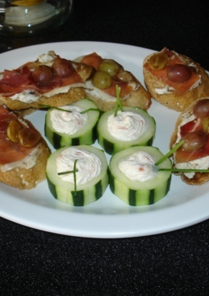 Una foto de Aperitivos de uva y jamón serrano