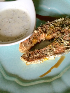 Una foto de Salmón al papillote con salsa de yogur
