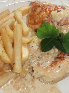 Foto principal de Rollitos de pollo y queso con salsa de cebolla