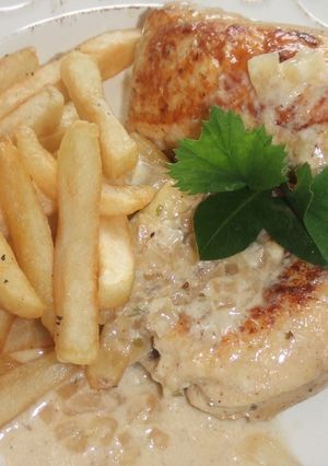 Una foto de Rollitos de pollo y queso con salsa de cebolla