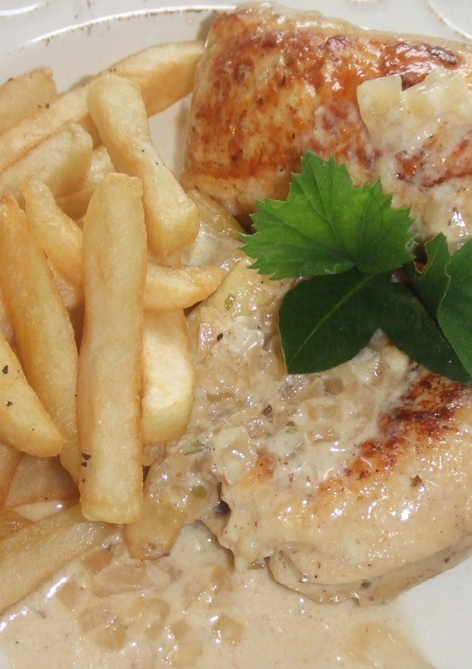 Una foto de Rollitos de pollo y queso con salsa de cebolla