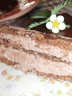 Una foto de Pastel especiado con crema de frambuesas y baño de chocolate