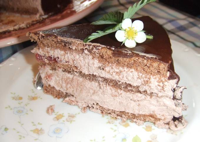 Foto principal de Pastel especiado con crema de frambuesas y baño de chocolate