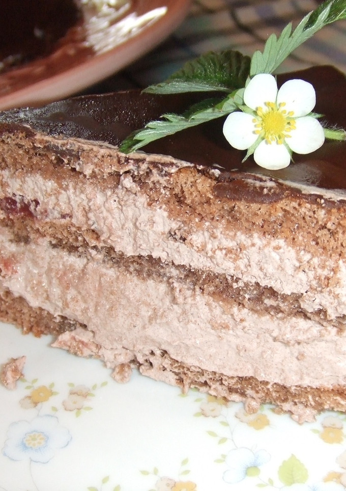 Una foto de Pastel especiado con crema de frambuesas y baño de chocolate