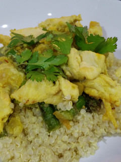 Una foto de Pollo con sabor a miso, jengibre, naranja y azafrán