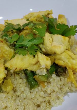 Una foto de Pollo con sabor a miso, jengibre, naranja y azafrán