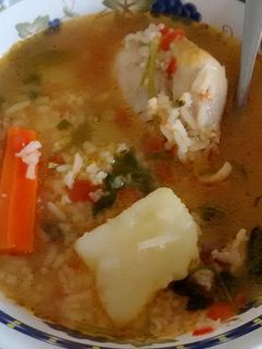 Una foto de Caldo de pollo con arroz
