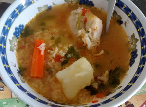 Una foto de Caldo de pollo con arroz