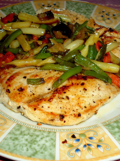 Una foto de Pechugas de pollo con puré de batatas y verduras salteadas