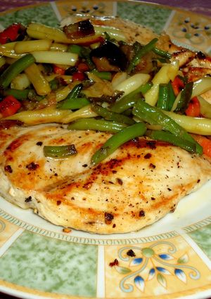 Una foto de Pechugas de pollo con puré de batatas y verduras salteadas